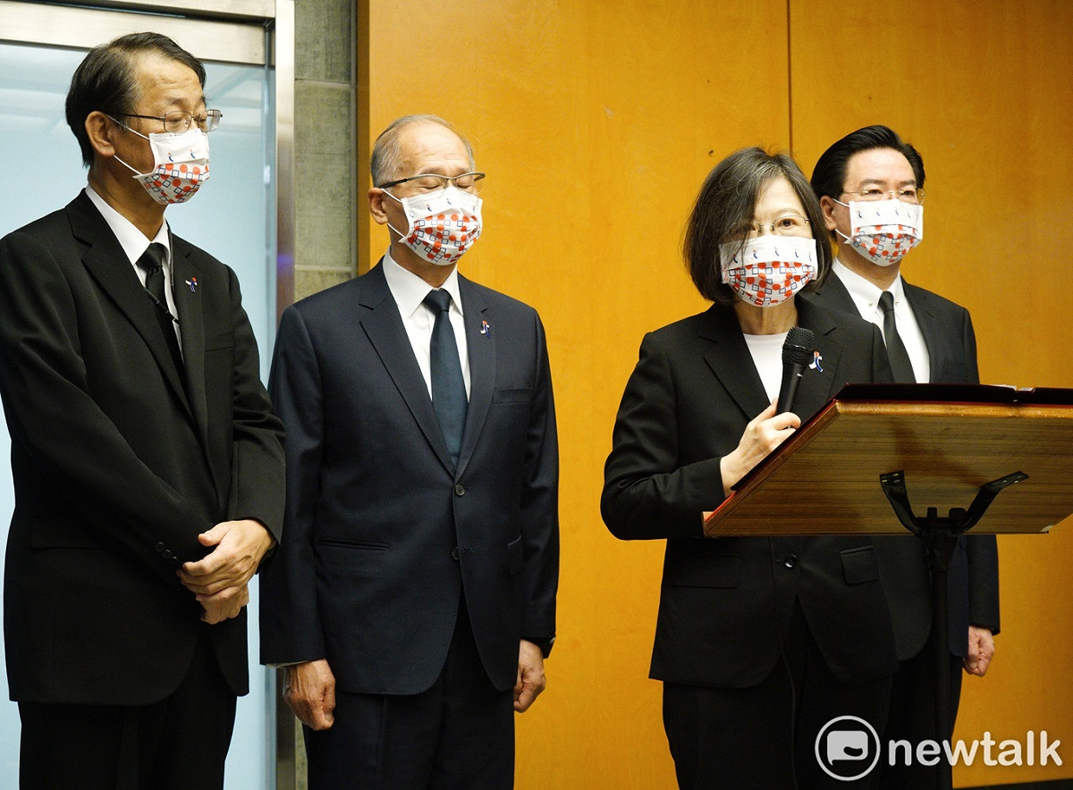 總統蔡英文上午在總統府秘書長李大維、外交部長吳釗燮的陪同下，前往日本交流協會，對遇刺的日本前首相安倍晉三簽名致意。(圖左為日本駐台代表泉裕泰) 圖：張良一/攝