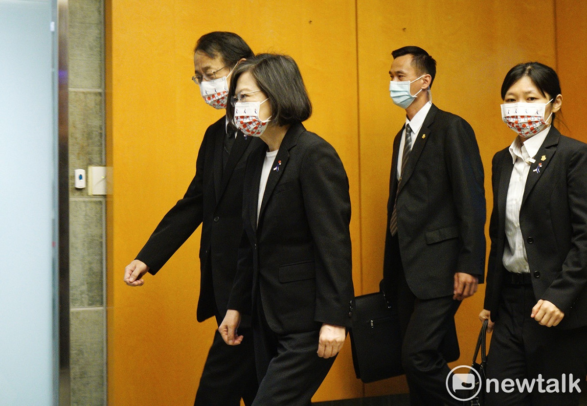 總統蔡英文上午在總統府秘書長李大維、外交部長吳釗燮的陪同下，前往日本交流協會，對遇刺的日本前首相安倍晉三簽名致意。(圖左為日本駐台代表泉裕泰) 圖：張良一/攝