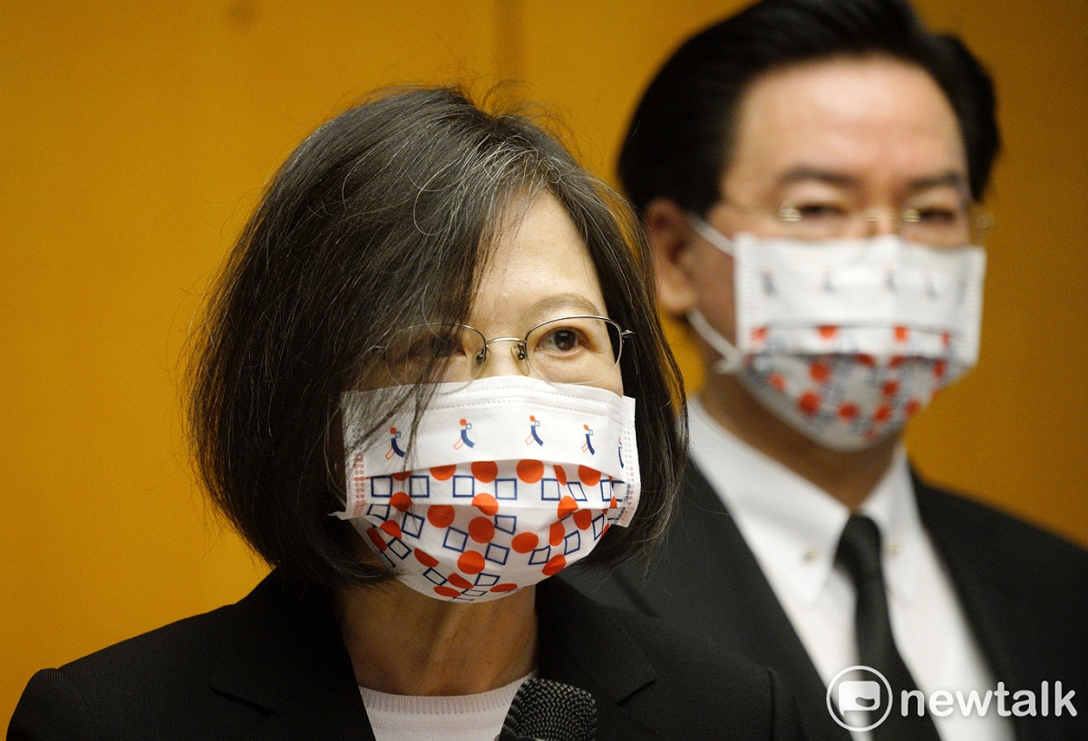 總統蔡英文上午在總統府秘書長李大維、外交部長吳釗燮的陪同下，前往日本交流協會，對遇刺的日本前首相安倍晉三簽名致意並發表談話。 圖：張良一/攝
