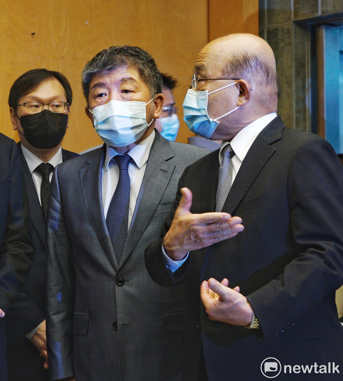 行政院長蘇貞昌上午在外交部長吳釗燮、衛福部長陳時的陪同下，前往日本台灣交流協會，向遇刺的日本前首相安倍晉三簽名致意。 圖：張良一/攝