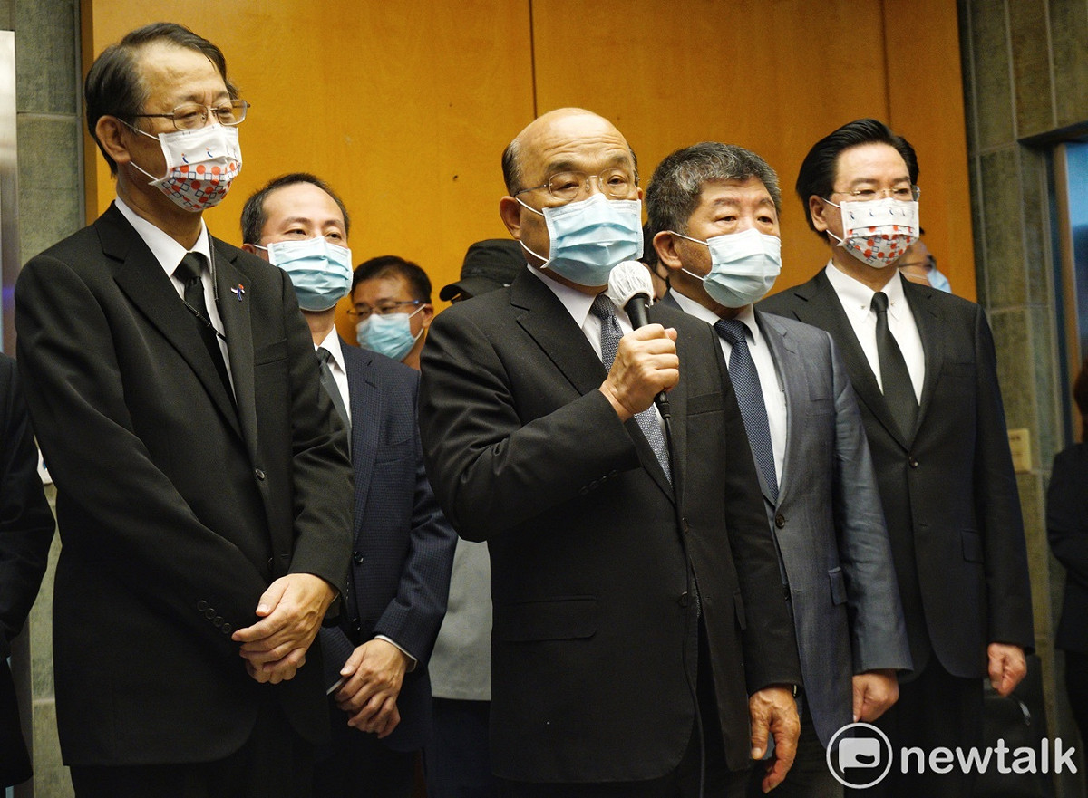 行政院長蘇貞昌上午在外交部長吳釗燮、衛福部長陳時的陪同下，前往日本台灣交流協會，向遇刺的日本前首相安倍晉三簽名致意。 圖：張良一/攝