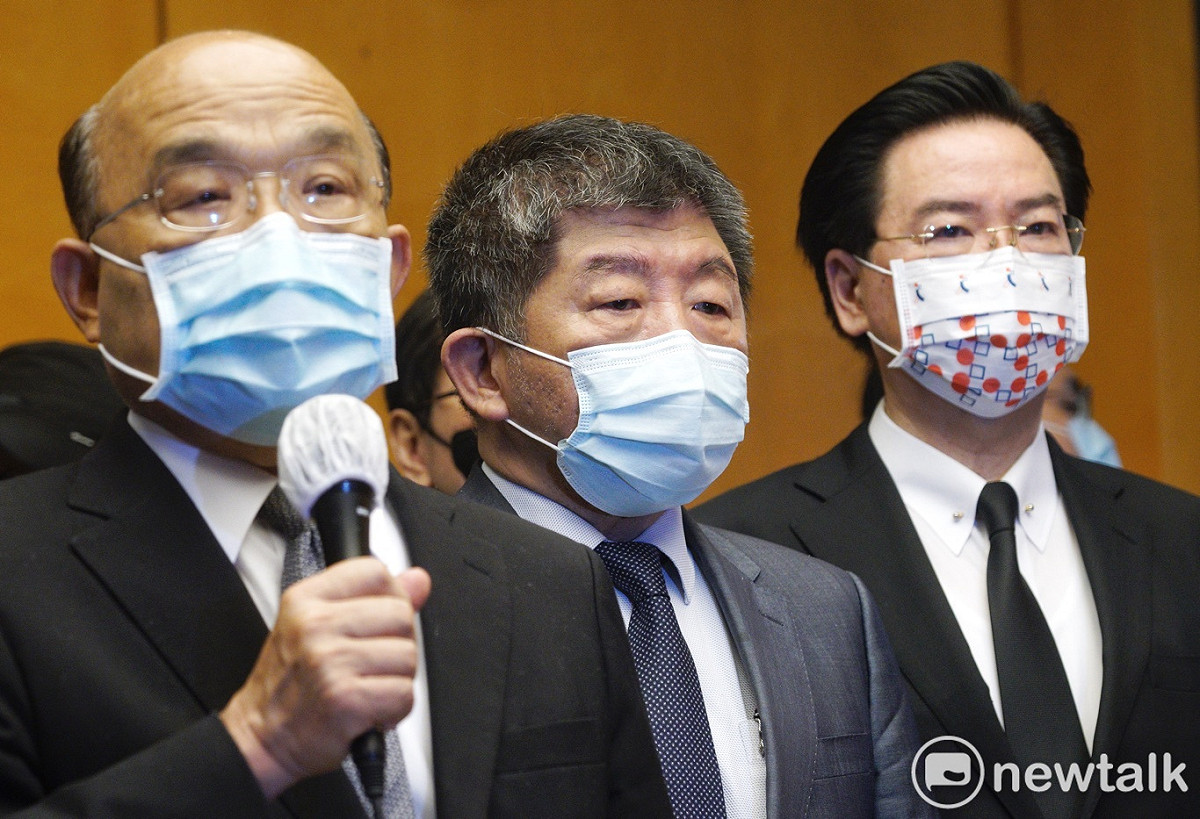 行政院長蘇貞昌上午在外交部長吳釗燮、衛福部長陳時的陪同下，前往日本台灣交流協會，向遇刺的日本前首相安倍晉三簽名致意。 圖：張良一/攝
