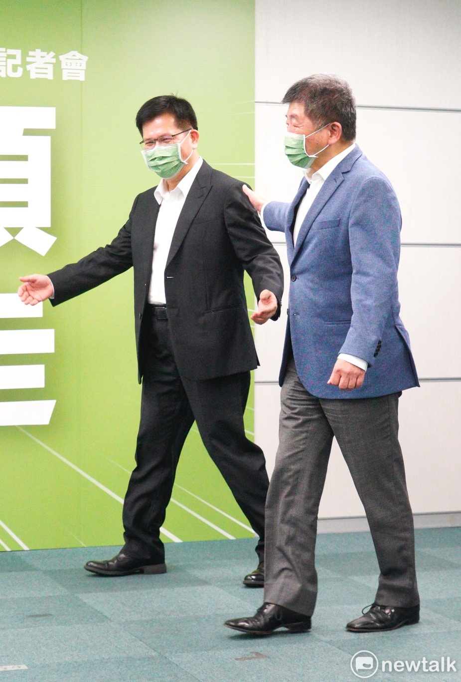 民進黨主席蔡英文今召開「雙北雙箭頭 攜手向前走」台北、新北市長提名記者會。（圖右為民進黨台北市長參選人陳時中、左為新北市長提名人林佳龍）。 圖：張良一/攝