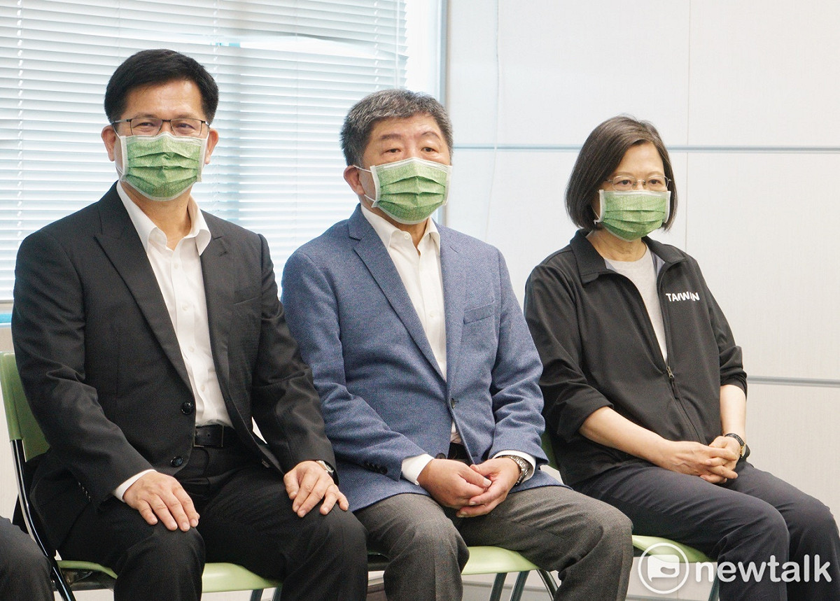 民進黨主席蔡英文今召開「雙北雙箭頭 攜手向前走」台北、新北市長提名記者會。圖中民進黨主席蔡英文今召開「雙北雙箭頭 攜手向前走」台北、新北市長提名記者會。圖為民進黨台北市長候選人陳時中、新北市長提名人林佳龍。圖中為民進黨台北市長候選人陳時中、圖左一為新北市長提名人林佳龍。 圖：張良一/攝