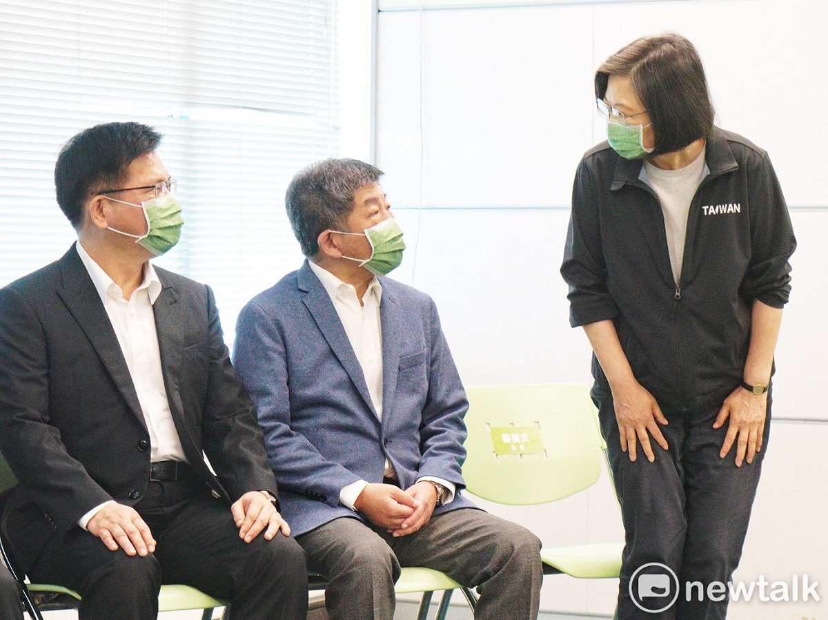 民進黨主席蔡英文今召開「雙北雙箭頭 攜手向前走」台北、新北市長提名記者會。（圖中為民進黨台北市長參選人陳時中、左一為新北市長提名人林佳龍）。 圖：張良一/攝