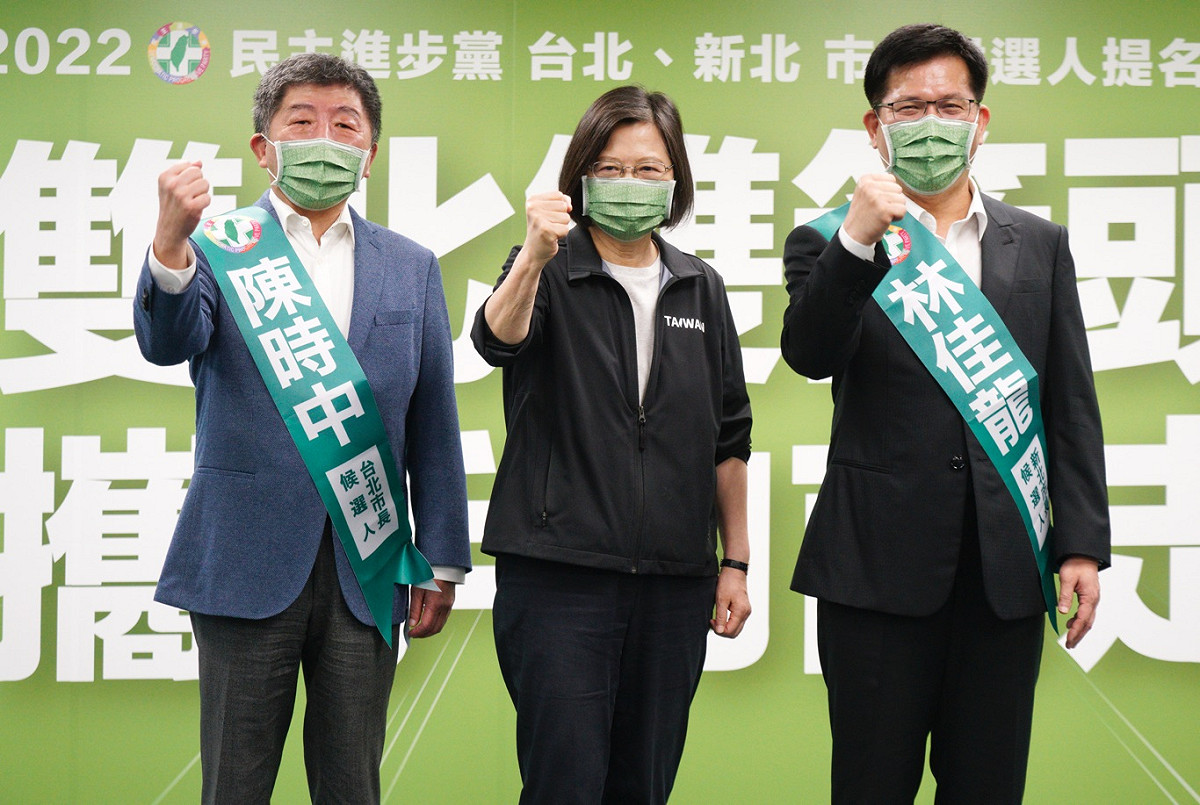 民進黨主席蔡英文今召開「雙北雙箭頭 攜手向前走」台北、新北市長提名記者會。圖左為民進黨台北市長候選人陳時中、圖右為新北市長提名人林佳龍。 圖：張良一/攝