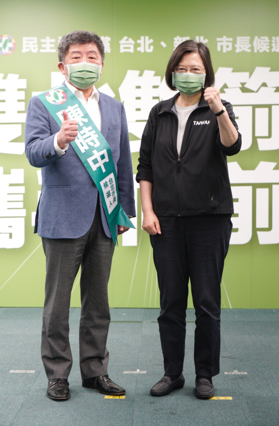民進黨主席蔡英文今召開「雙北雙箭頭 攜手向前走」台北、新北市長提名記者會。圖為蔡英文和民進黨台北市長候選人陳時中合影。 圖：張良一/攝