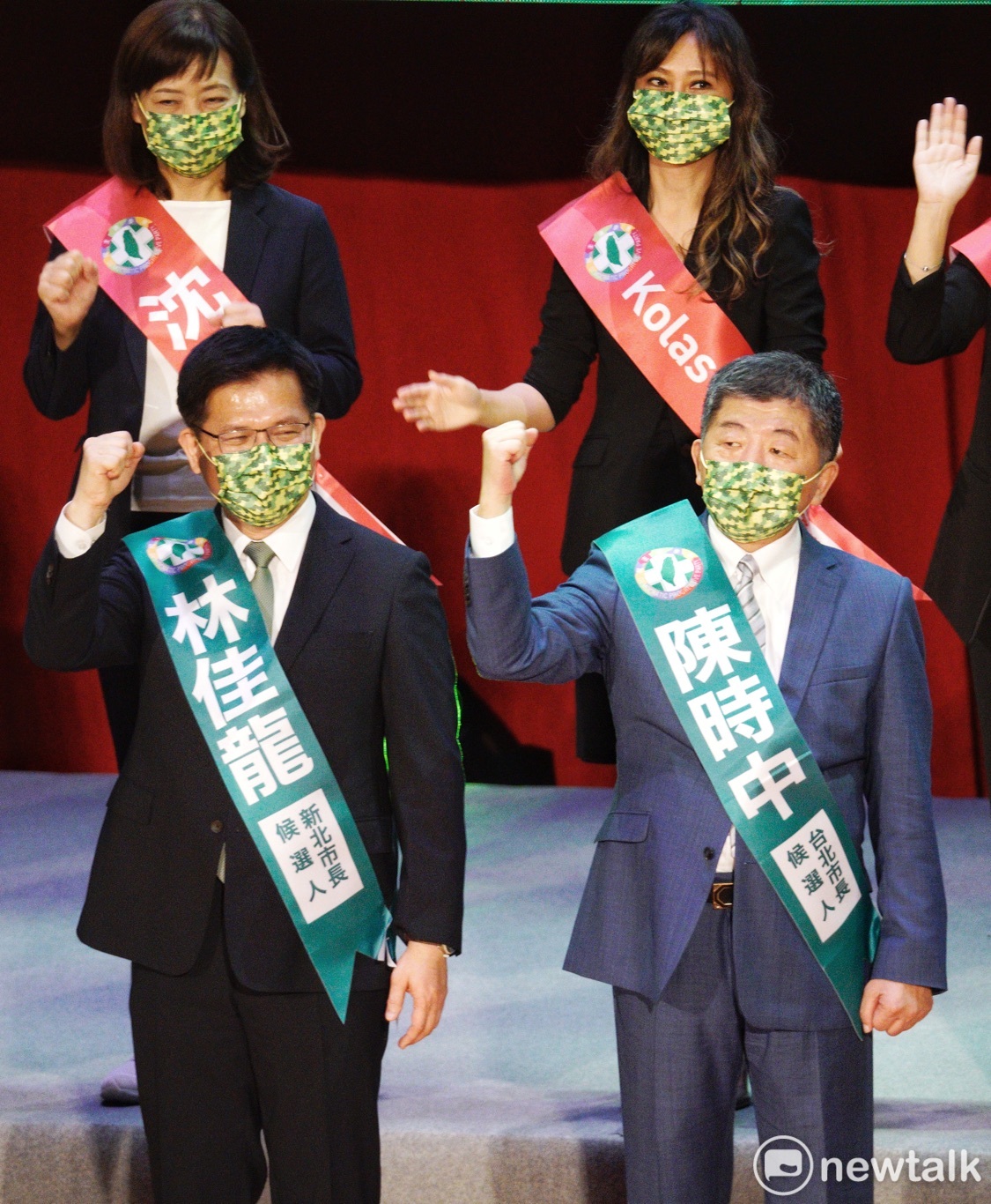 民進黨提名台北市長候選人陳時中、新北市長候選人林佳龍等人在民進黨全代會握拳振臂，為即將到來的選戰相互打氣。 圖：張良一/攝