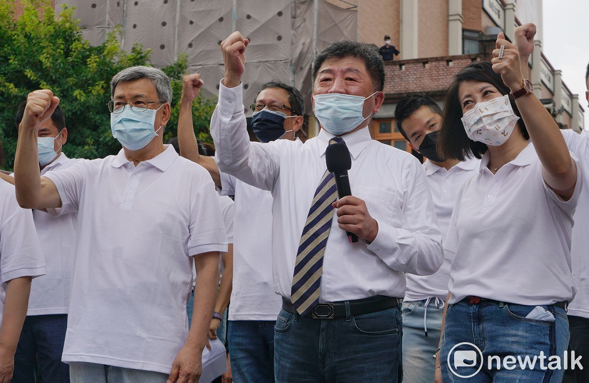 民進黨提名台北市長候選人陳時中市長在競選總部主委陳建仁的陪同下舉行競選團隊公布記者會。 圖：張良一/攝