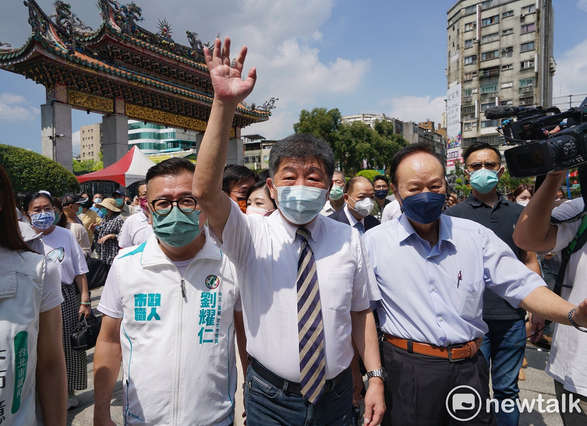 民進黨提名台北市長參選人陳時中到艋舺龍山寺參香。 圖：張良一/攝