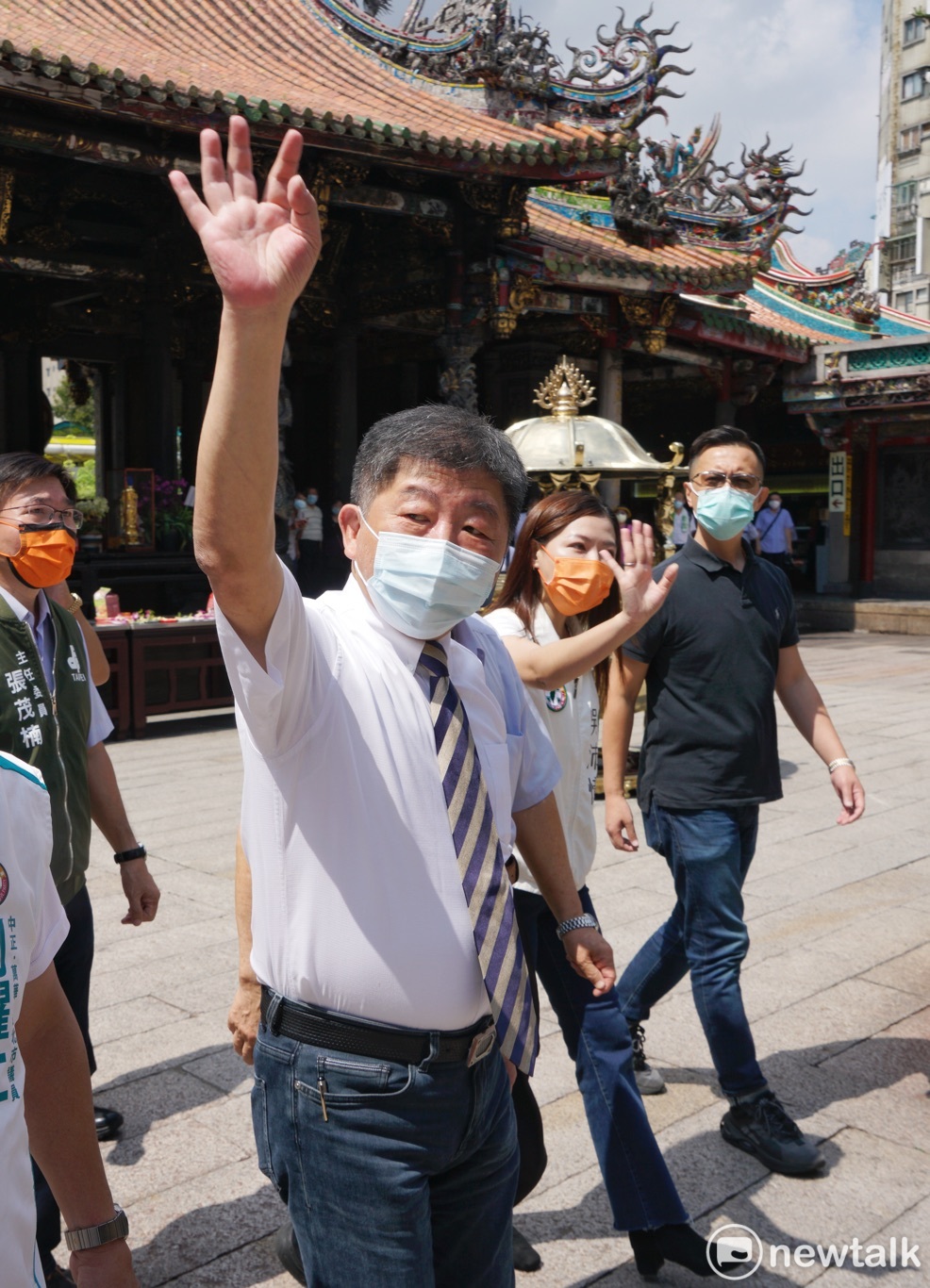 民進黨提名台北市長參選人陳時中到艋舺龍山寺參香。 圖：張良一/攝