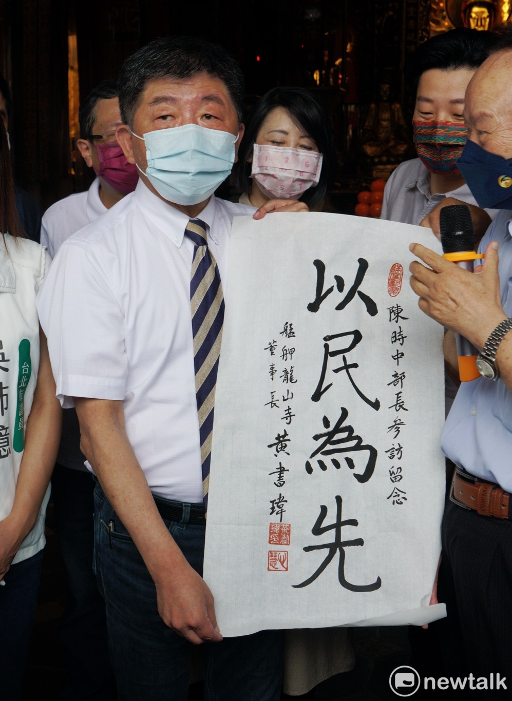 民進黨提名台北市長參選人陳時中到艋舺龍山寺參香。 圖：張良一/攝
