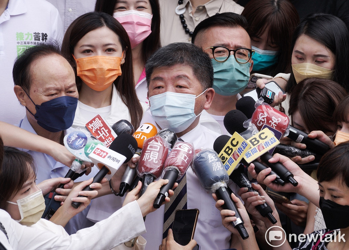 民進黨提名台北市長參選人陳時中到艋舺龍山寺參香。 圖：張良一/攝（資料照）