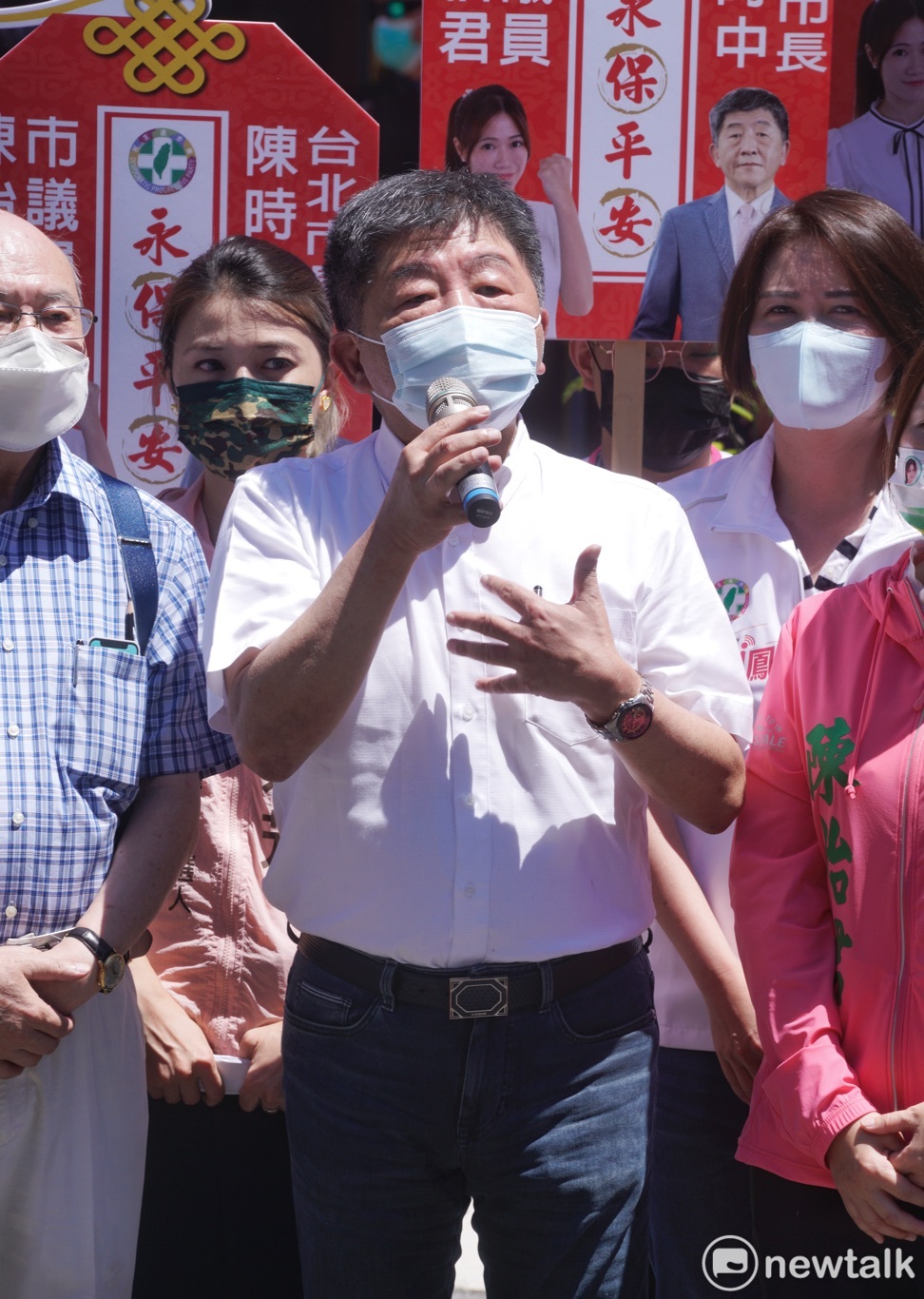 民進黨提名台北市長參選人陳時中到大龍峒保安宮參香。 圖：張良一/攝（資料照）
