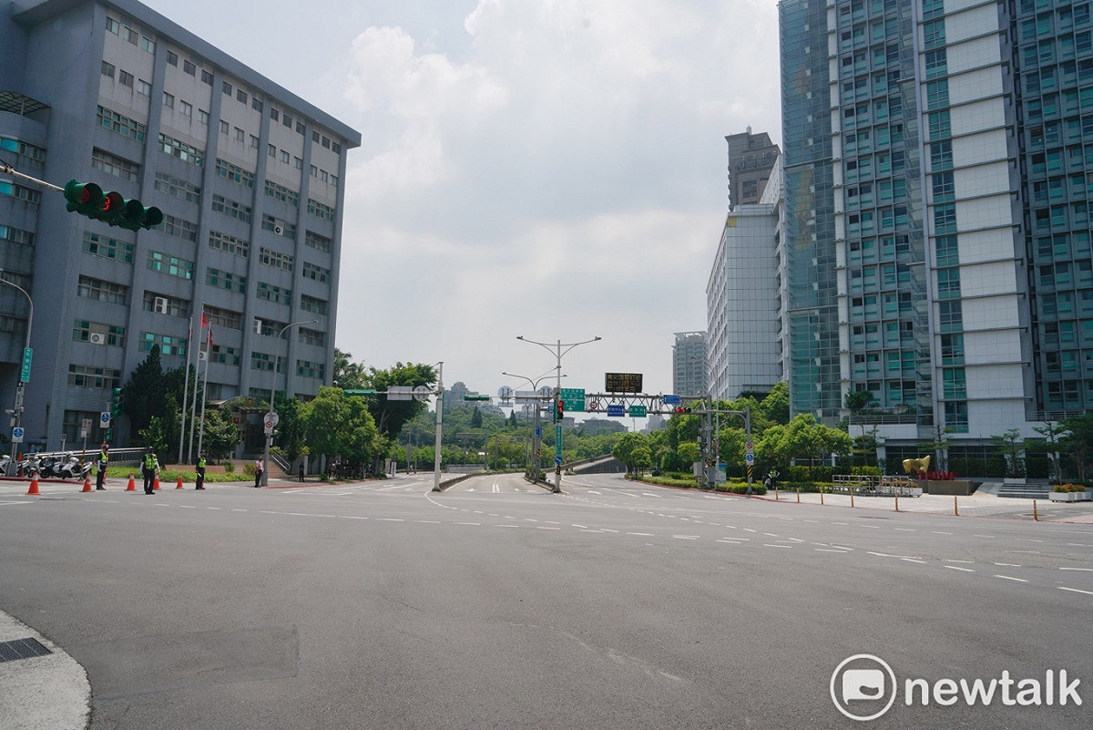 萬安45號演習下午在北部地區進行，平常熱鬧台北街頭空無一人。 圖：張良一 / 攝