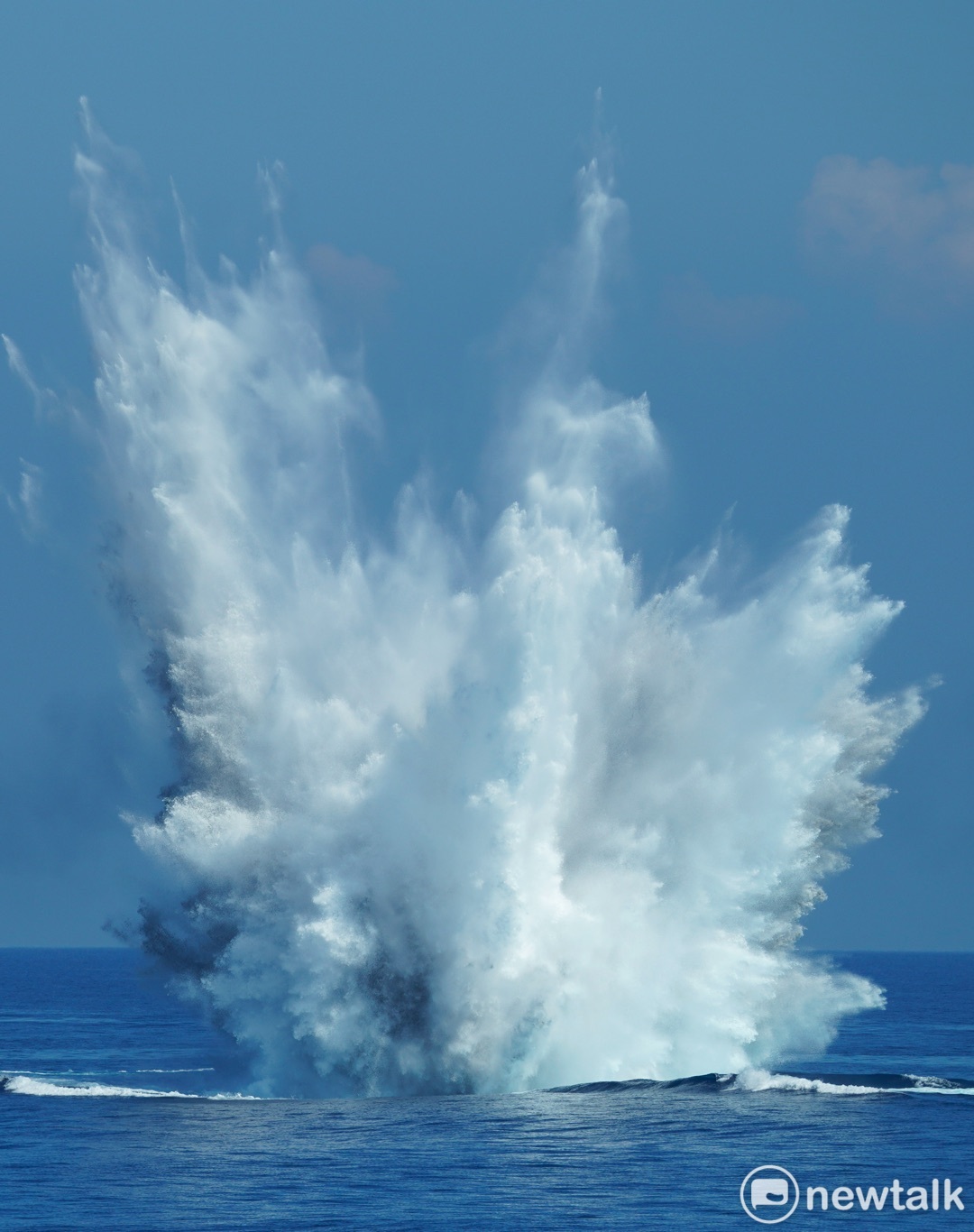 錦江級艦施放深水炸彈後，在海面激起大面積水花。 圖：張良一/攝