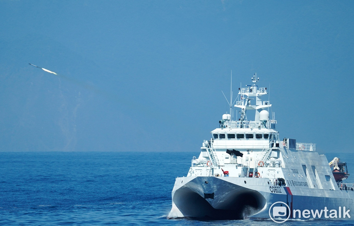 海巡署艦艇實施鎮海火箭彈射擊。 圖：張良一/攝