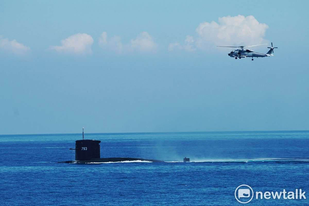 劍龍級潛艦實施緊急上浮後與S-70C。 圖：張良一/攝