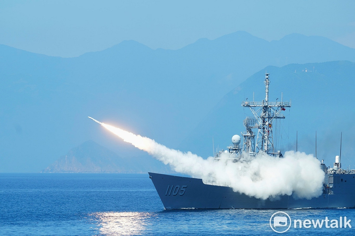 成功級艦實施標準一型飛彈射擊並成功命中目標。 圖：張良一/攝