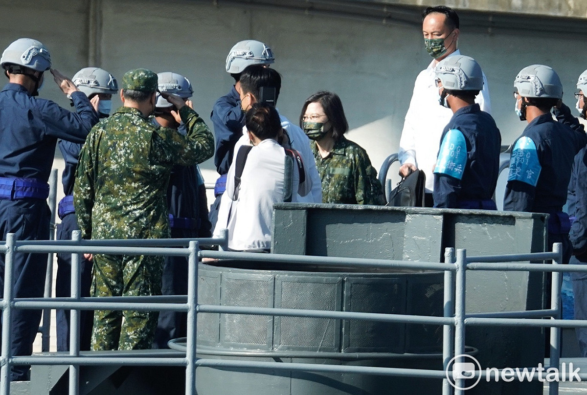 總統搭乘基隆級艦視導漢光38號演習，艦上升起統帥旗。 圖：張良一/攝