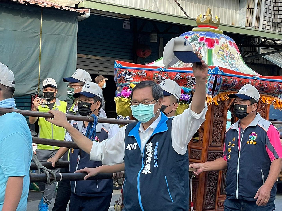 蘇清泉與村民一起迎神明。 圖：取自蘇清泉臉書