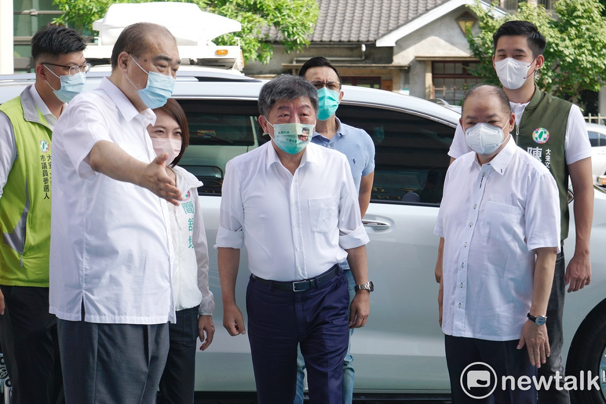 民進黨台北市長參選人陳時中在信義區後援會長邱豐光（左）等人的陪同下，出席111年社區治安營造研習觀摩會議。 圖：張良一 / 攝（資料照）