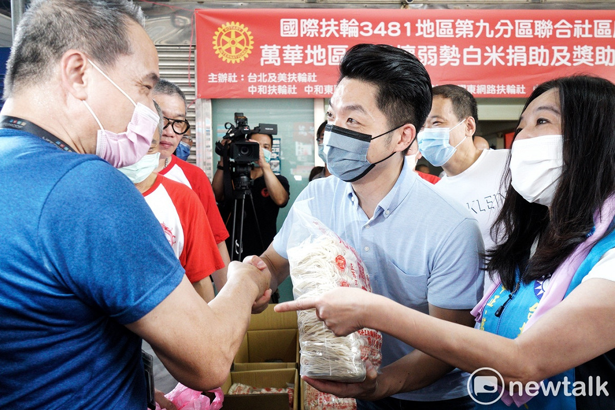 國民黨提名台北市長參選人蔣萬安出席萬華雙福宮愛心物資發放活動。 圖：張良一/攝