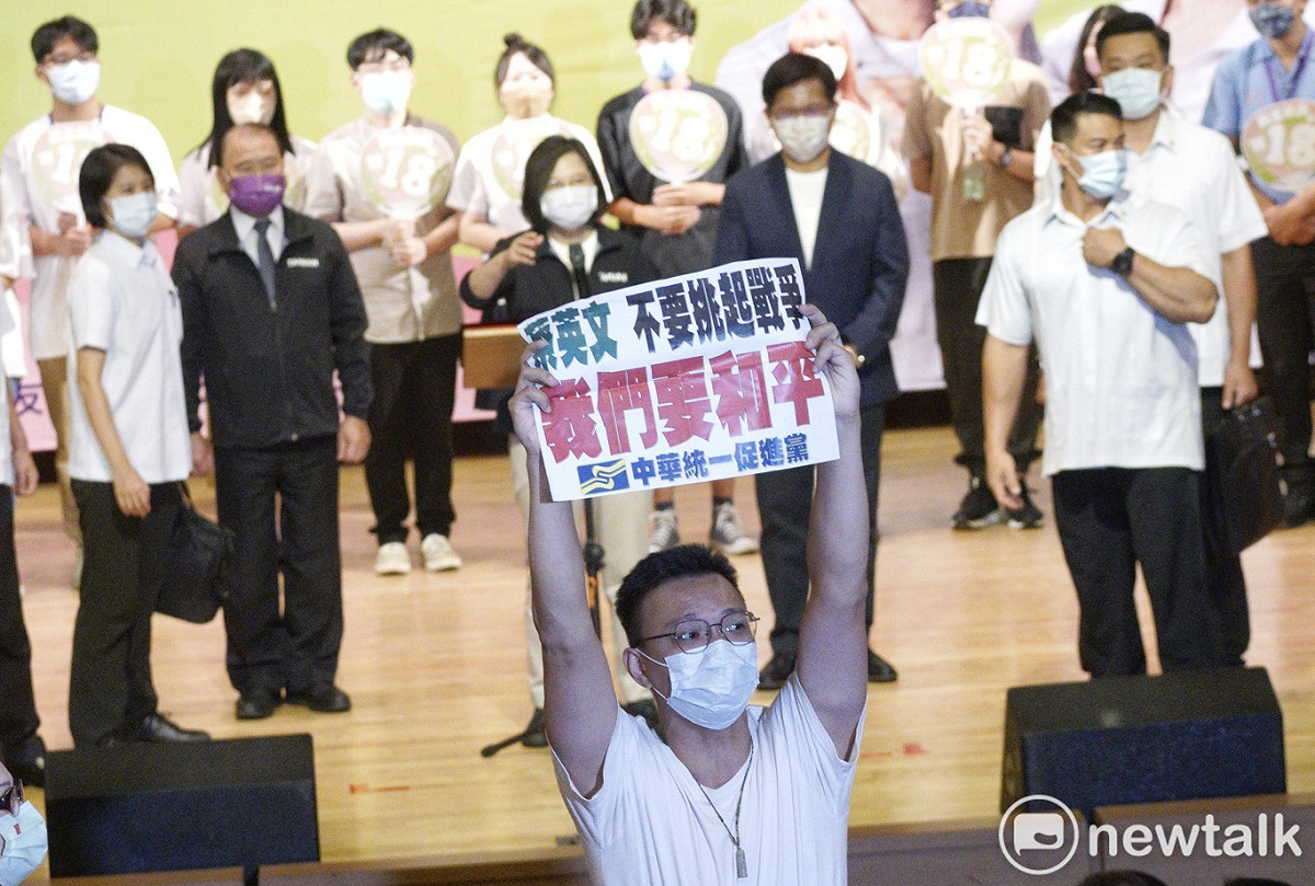 民進黨主席蔡英文昨（11）晚出席民主前進挺18首場宣講時，遭遇中華統一促進黨成員舉牌抗議，引起一陣虛驚。 圖：張良一/攝