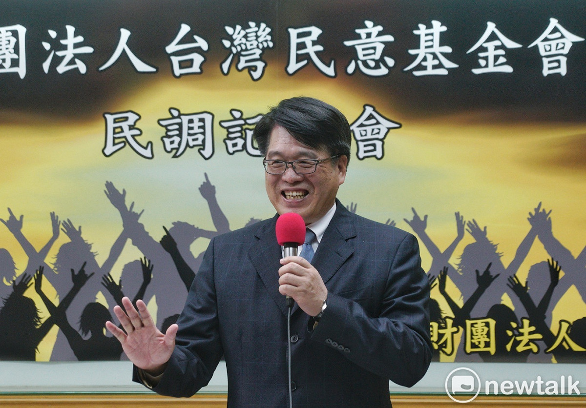 台灣民意基金會董事長游盈隆主持民調公佈記者會。