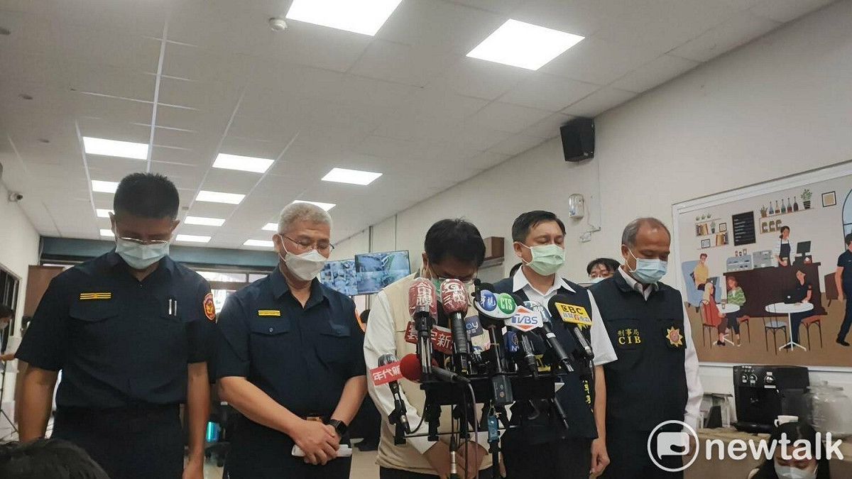 台南市長黃偉哲與市警局長方仰寧召開殺警奪槍記者會前默哀一分鐘向2位英勇員警致意。 圖：黃博郎拍攝