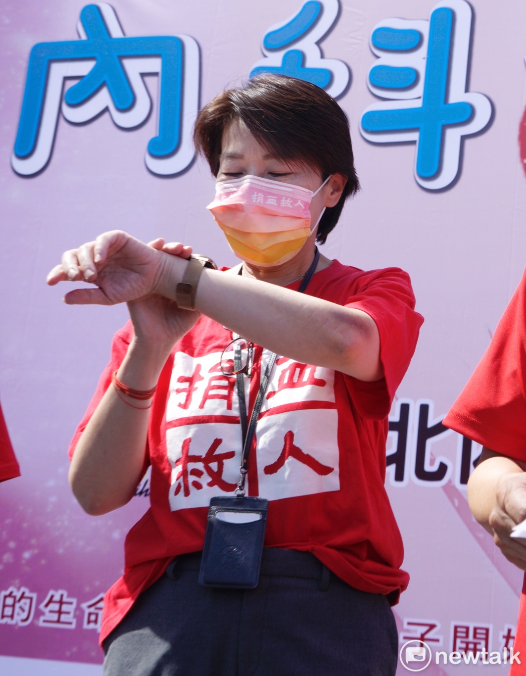 台北市副市長黃珊珊在內科千人捐血活動中看了她的手錶。隨著登記參選市長的日期接近，黃珊珊也將辭官參選台北市長。 圖：張良一 / 攝