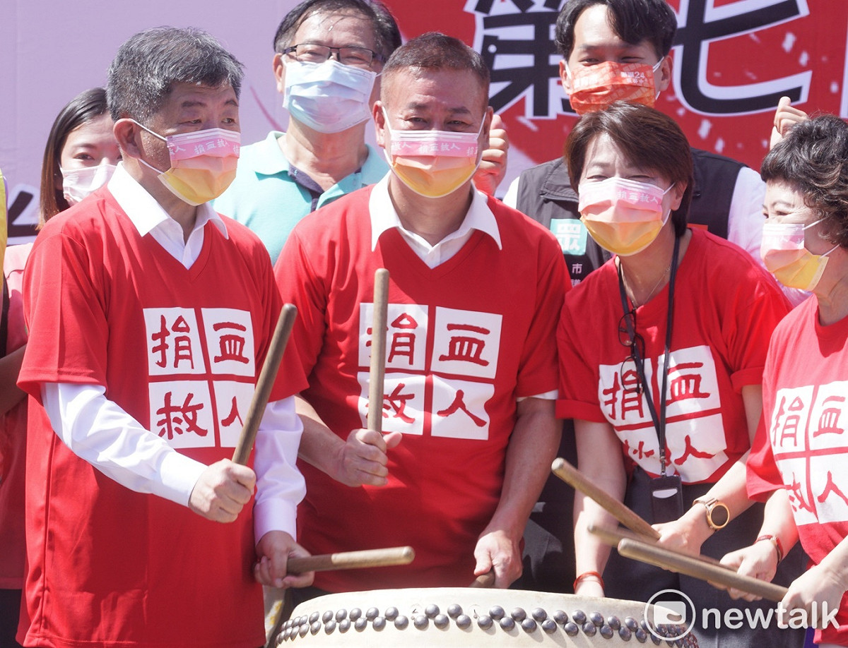 台北市副市長黃珊珊和民進黨台北市長參選人陳時中在內科千人捐血活動合影。 圖：張良一 / 攝