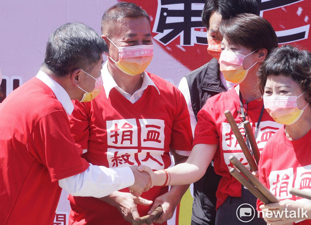 台北市副市長黃珊珊和民進黨台北市長參選人陳時中在內科千人捐血活動相互握手致意。 圖：張良一 / 攝
