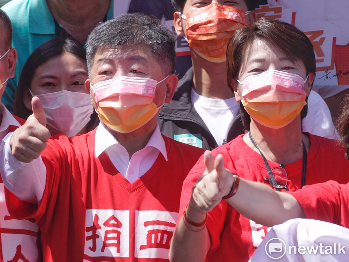 台北市副市長黃珊珊和民進黨台北市長參選人陳時中在內科千人捐血活動合影。 圖：張良一 / 攝