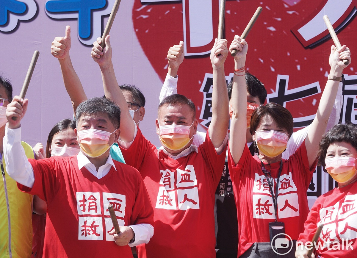 台北市副市長黃珊珊和民進黨台北市長參選人陳時中在內科千人捐血活動擊鼓。 圖：張良一 / 攝