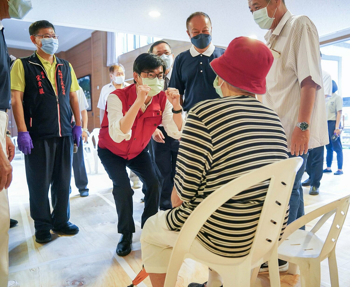 高雄市長陳其邁到三民區的慈濟靜思堂接種站，看看長輩接種第四劑的第一天，同時也為醫護與防疫團隊加油打氣。 圖：翻攝自陳其邁臉書