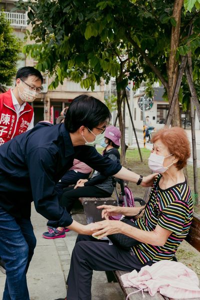 走路都能到！在地安老，我們努力把長輩照顧好。高雄市長陳其邁一早到我家厝邊的社區關懷據點 #富民長青中心看看老人並笑著向在場大哥大姐們說，「再等我一下！」過幾年，我符合資格，也可以來這個點和大家當同學了。 圖：翻攝自陳其邁臉書