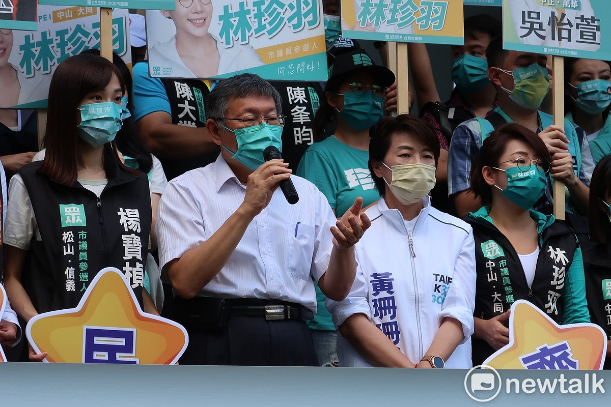 民眾黨主席柯文哲與前台北市副市長黃珊珊與民眾黨市議員參選人登記參選。 圖：林朝億 / 攝