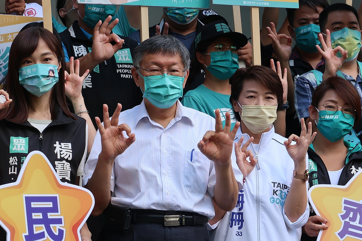 民眾黨主席柯文哲與前台北市副市長黃珊珊與民眾黨市議員候選人登記參選。 圖：林朝億 / 攝