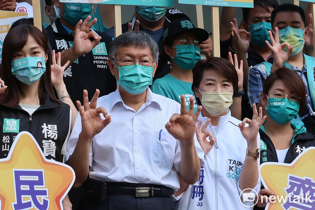民眾黨主席柯文哲與前台北市副市長黃珊珊與民眾黨市議員參選人登記參選。 圖：林朝億 / 攝