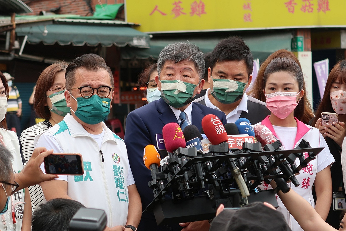 民進黨台北市長參選人陳時中1日上午期往萬華剝皮寮歷史文化街區，出席「領愛飛翔，化漸凍為見動」漸凍人協會26週年數位藝術展覽開幕記者會，並於活動前接受媒體訪問。 圖：林朝億 / 攝（資料照）