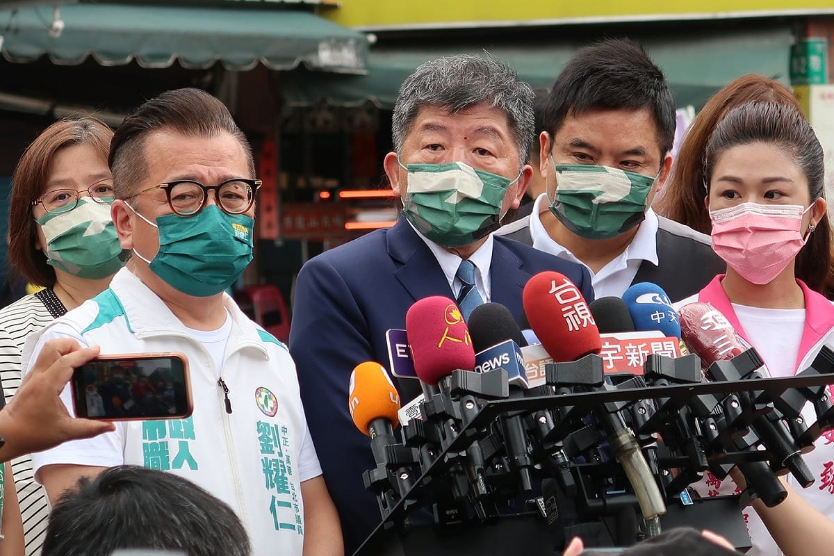 民進黨台北市長參選人陳時中1日上午期往萬華剝皮寮歷史文化街區，出席「領愛飛翔，化漸凍為見動」漸凍人協會26週年數位藝術展覽開幕記者會，並於活動前接受媒體訪問。 圖：林朝億/攝