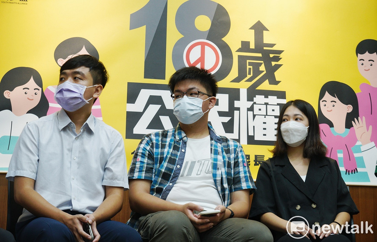 18歲公民權推動聯盟召開「四大黨站台齊相挺，全力支持18歲公民權！」記者會。 圖：張良一/攝
