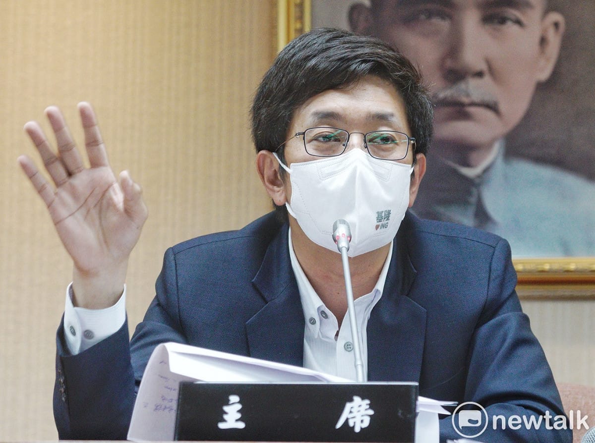 面對抄襲質疑，蔡適應召開「台北大學都市計劃所博士蔡適應全球化與海港城市的空間層級治理－以基隆為例論文開箱」記者會。 圖：張良一/攝