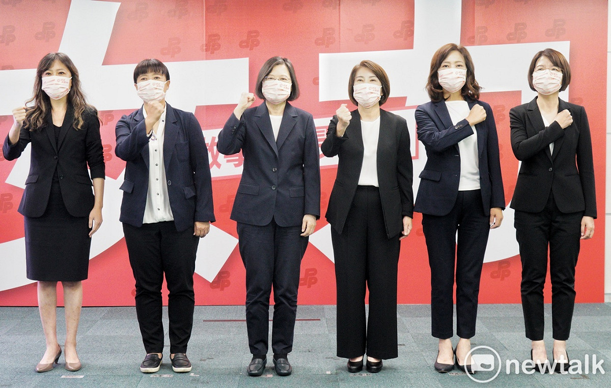 民進黨主席蔡英文和五位黨提名的縣市長候選人舉行「女力會做事」 形象影片公布記者會。 圖：張良一/攝