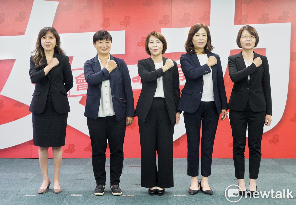 五位民進黨黨提名的縣市長候選人出席「女力會做事」 形象影片公布記者會。右二為民進黨新竹市長候選人沈慧虹 圖：張良一/攝