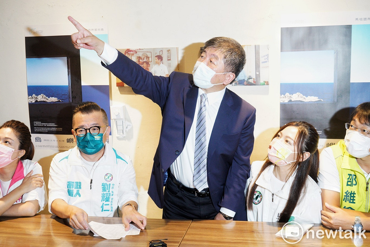 民進黨台北市長參選人陳時中到萬華廣照宮參拜後，步行到附近的家香味食堂用餐。 圖：張良一/攝