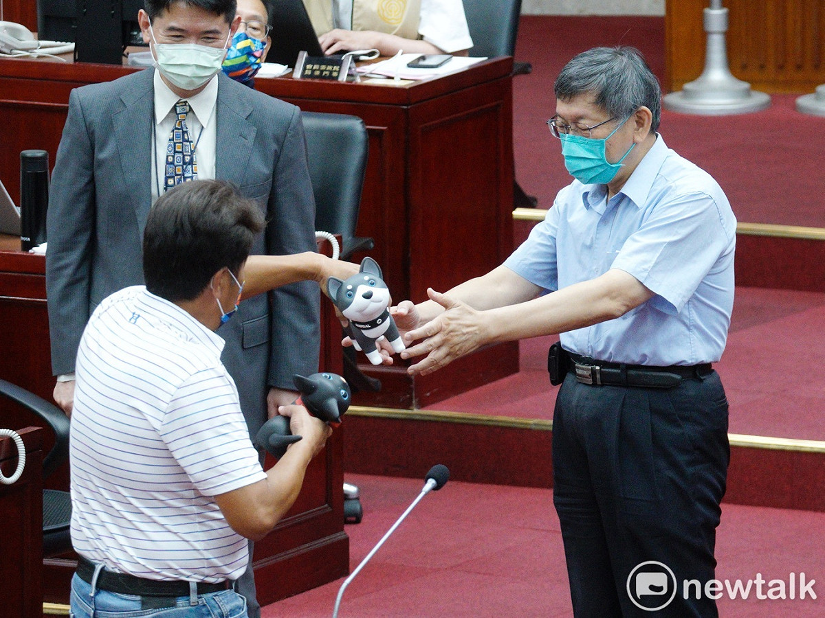 台北市長柯文哲任內最後一次市政總質詢，最後一位質詢的市議員楊靜宇贈送貓狗玩偶給他。 圖：張良一 / 攝