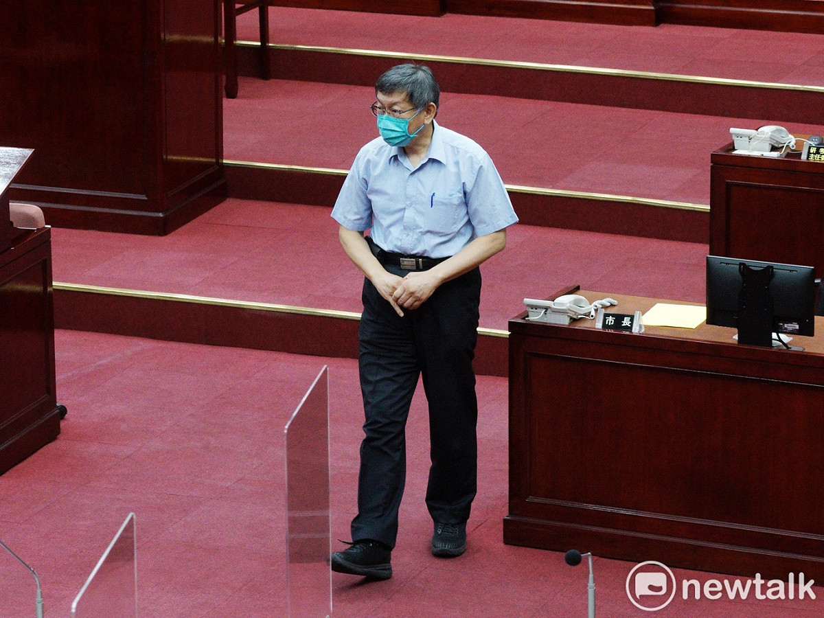 台北市長柯文哲最後一次列席市議會市政總質詢後步出議場。 圖：張良一 / 攝