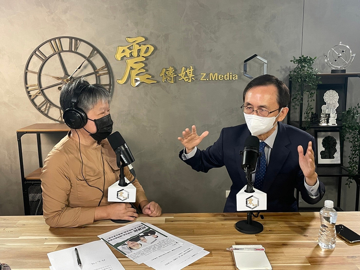 吳子嘉接受黃光芹專訪。 圖：《新聞不芹菜》提供